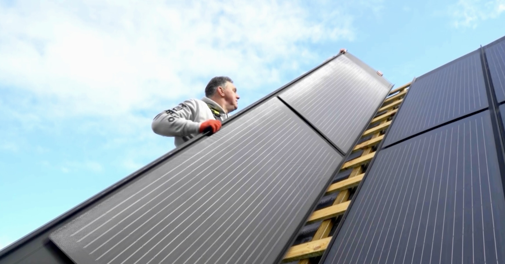 Montage stalen klikfelsdak met geïintegreerde zonnepanelen