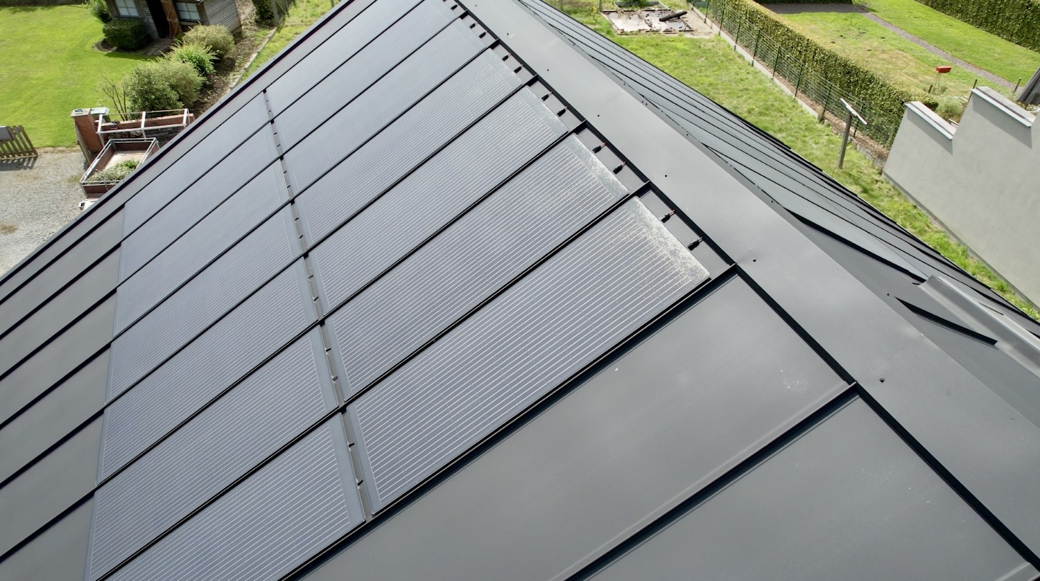 Stalen klikfelsdak in Ophasselt met zonnepanelen